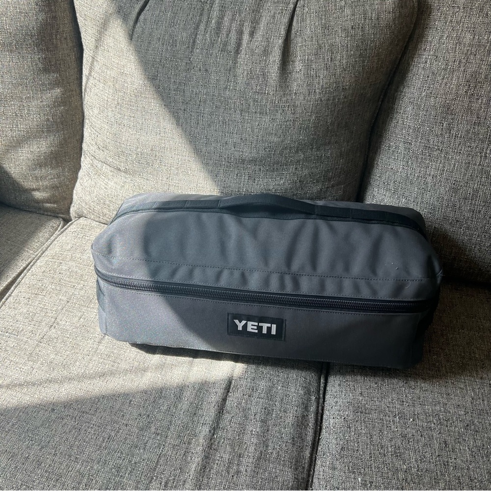 YETI Navy Lowlands Waterproof Outdoor Blanket NWOT